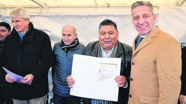 El gobernador Arcioni y los gremialistas Jorge Ávila (Petroleros) y José Llugdar (Jerárquicos).