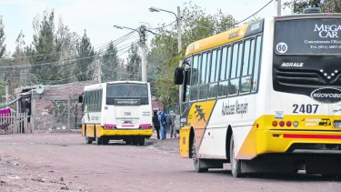 Colectivos escoltados  por la policía