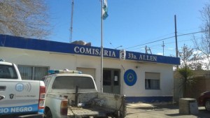 Golpeó y amenazó con un arma a una vecina de Allen para robarle