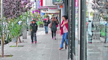 Hoy no hay comercios, pero sí estacionamiento medido en Neuquén