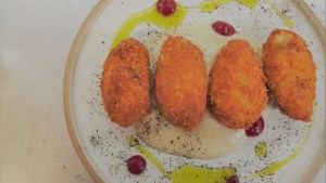 Croquetas de trucha Alicurá con peras del Valle y una Créme Brûlèe de mosqueta