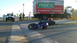 Por no llevar casco, sufrió un corte en la cabeza tras chocar en Roca