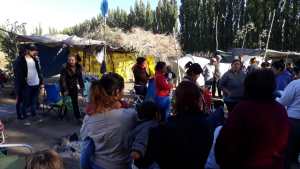 Una nueva toma de tierras avanza cerca del río en Roca