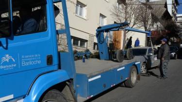 La municipalidad de Bariloche terceriza el servicio de grúa para acarrear autos infractores. Foto: archivo