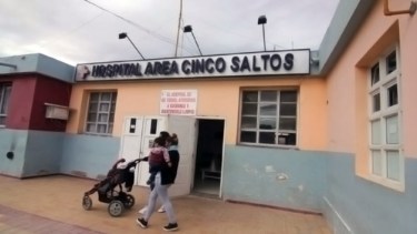 En el hospital de Cinco Saltos no tienen lugar y atienden a las pacientes que esperan internación en la guardia. (Archivo Oscar Livera).-