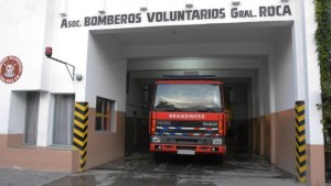 Dos personas hospitalizadas luego de que una camioneta cayera a un desagüe en Roca