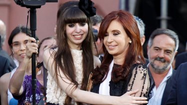 La vicepresidenta y su hija Florencia Kirchner, que no corrió la misma suerte que su hermano Máximo en la causa Hotesur. 
