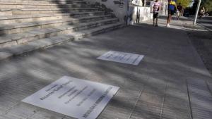 Dos baldosas más por desaparecidos en el colegio San Martín de Neuquén
