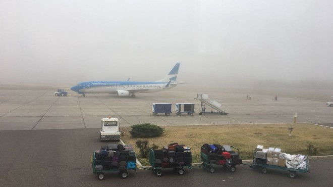 La neblina suele jugarle malas pasadas al aeropuerto de Neuquén. (Archivo).-
