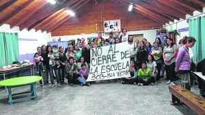 Padres piden que se reabra la escuela de  la isla Victoria