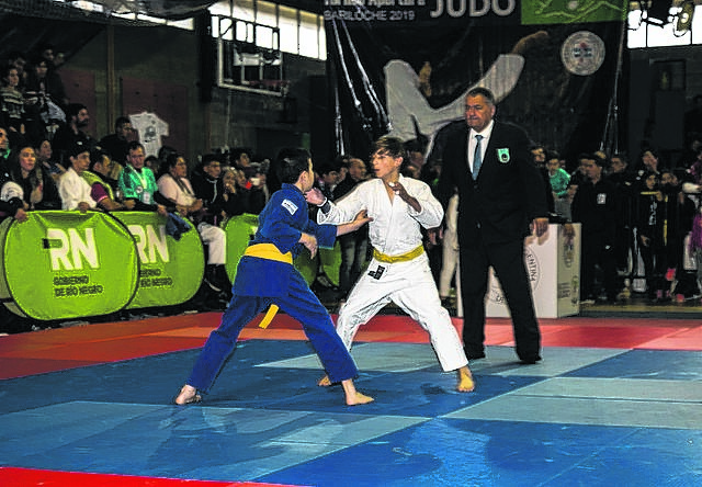 Judocas de varias ciudades del país compitieron el fin de semana en el gimnasio municipal 3 de Bariloche, que lució a pleno. Foto: archivo