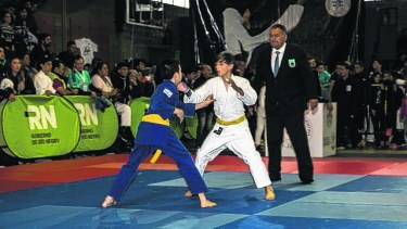 Judocas de varias ciudades del país compitieron el fin de semana en el gimnasio municipal 3 de Bariloche, que lució a pleno. Foto: archivo