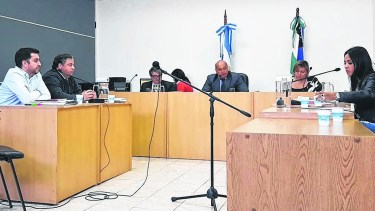 Se observa en los juicios. En los debates es fácil saber de qué lado está la defensa, siempre son menos en número que los fiscales.   Foto: Archivo. 