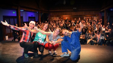 La obra de teatro Muerte en Navidad, se presenta el sábado a las 21 en Moma Multiespacio, Bariloche.