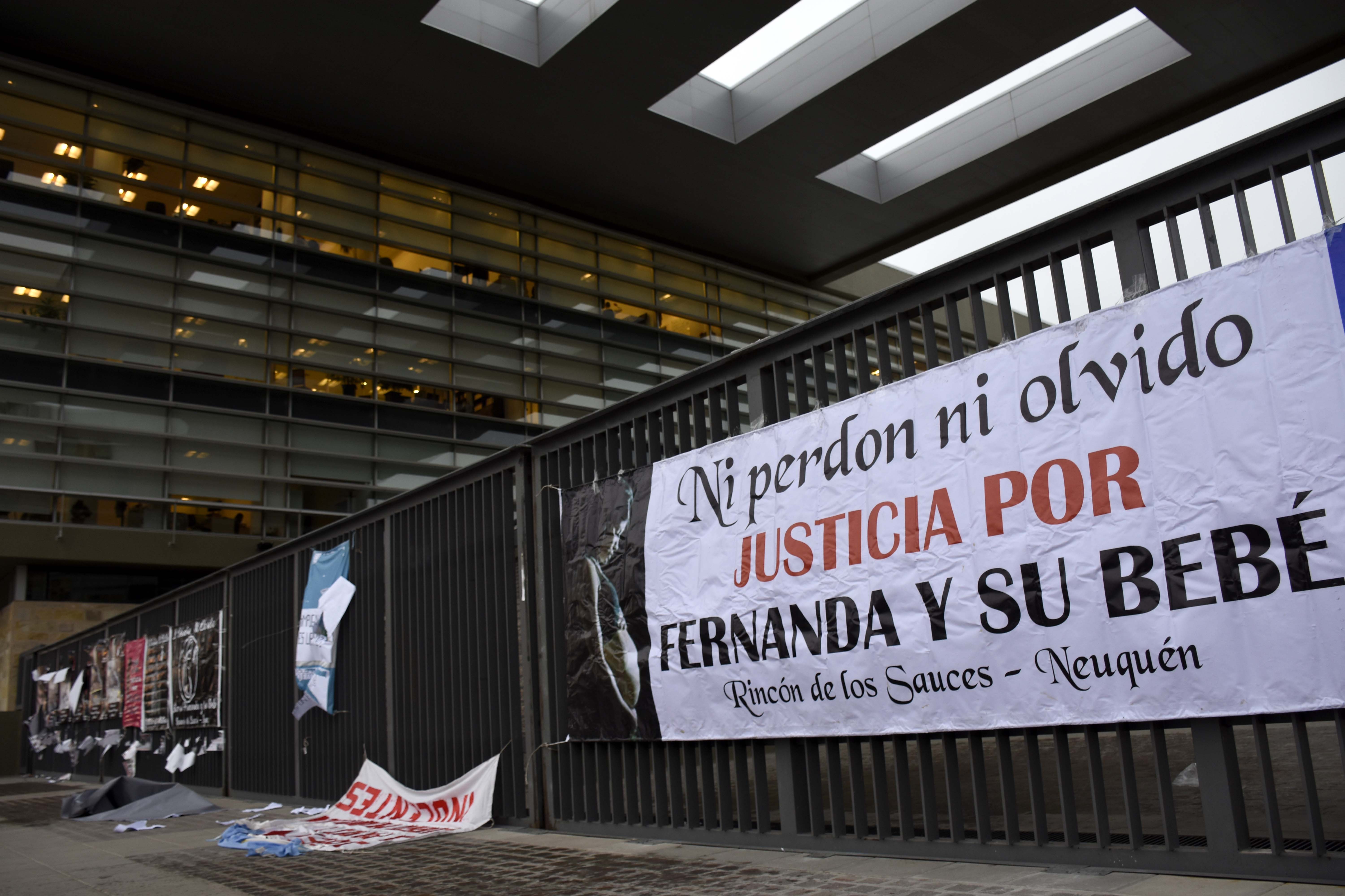 Carteles en la Ciudad Judicial por Fernanda Pereyra, anterior pareja de Marángel. (Archivo)