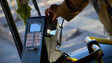 Desde el Foro quieren que el municipio no restrinja los pasajes gratis de las personas con discapacidad. (Archivo Matías Subat).-