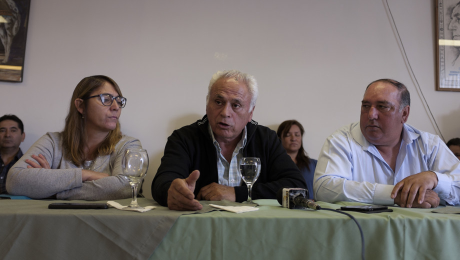 El secretario general de los gastronòmicos de Bariloche, Nelson Rasini, (derecha) y Ovidio Zùñiga fueron a la reunión paritaria con la Feghra. (Archivo)