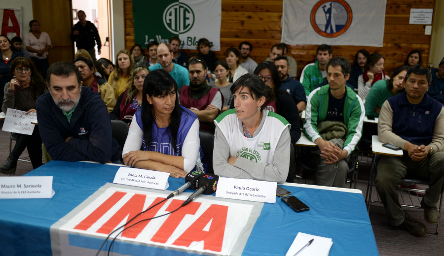 Semanas atrás trabajadores de INTA Bariloche reclamaron contra el ajuste. (Archivo)