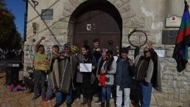 Reclamo de pueblos originarios del Alto Valle por el relevamiento de sus territorios. Foto: Cesar Izza