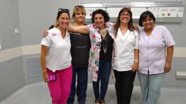 La jefa comunal en el centro, junto a personal del Hospital, durante una recorrida previa a la inauguración -  Foto: Facebook Sabina Costa. 