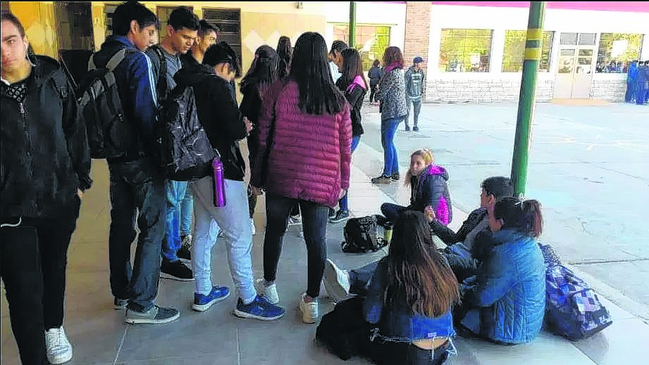 Con una sentada, los alumnos expresaron su malestar en el San Miguel. 