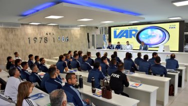 Los árbitros argentinos empezaron el curso de capacitación. (Foto: @AFA)