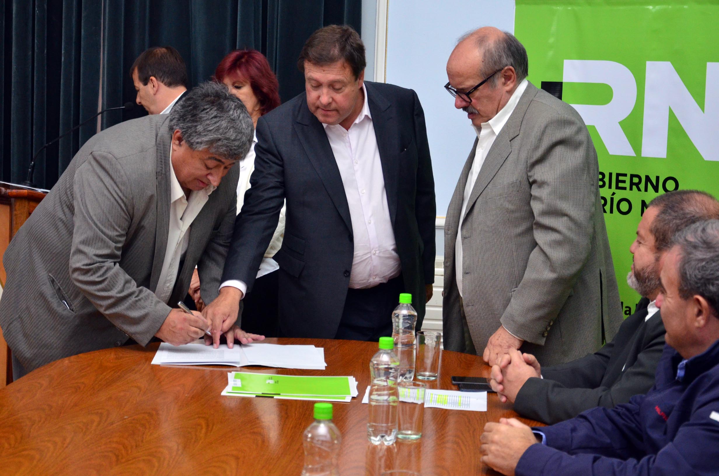 El gobernador Alberto Weretilneck encabezó el acto de la firma de los convenios en el Salón Gris. Foto: Marcelo Ochoa