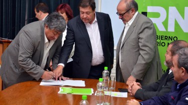 El gobernador Alberto Weretilneck encabezó el acto de la firma de los convenios en el Salón Gris. Foto: Marcelo Ochoa