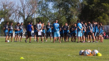 El plantel Albiceleste continúa con las prácticas en la capital rionegrina y tendrá tres semanas para preparar el próximo partido.