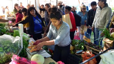 La feria convocó a miles de personas en la costanera viedmense. Fotos: Marcelo Ochoa.