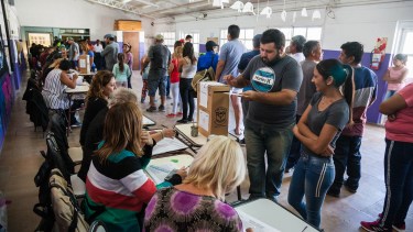 La ciudadanía dio una importante respuesta en las primeras horas de votación. Foto: Marcelo Ochoa