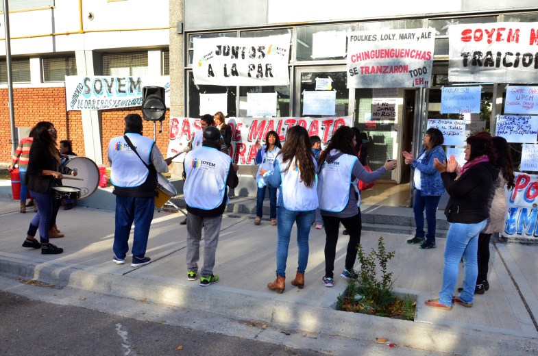 Los municipales retienen servicios y concentran en la sede de Roca 146. Foto: Marcelo Ochoa.