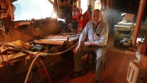 Jorge Virasoro, uno de los mejores ebanistas del país, vive y crea arte en Traful