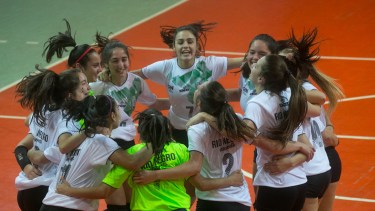 El equipo femenino de vóley obtuvo una victoria. Foto: gentileza