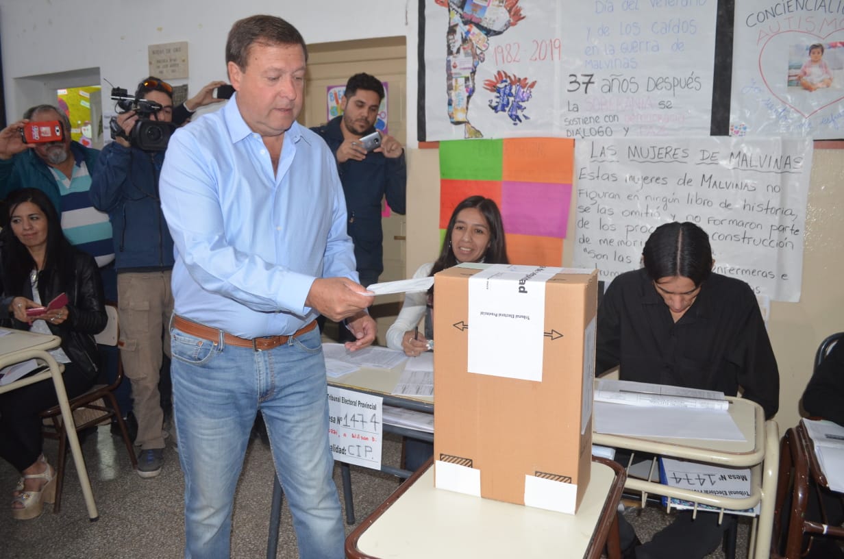 El gobernador Alberto Weretilneck votó en la escuela 165 en Cipolletti a las 9.30. Foto: gentileza