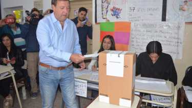 El gobernador Alberto Weretilneck votó en la escuela 165 en Cipolletti a las 9.30. Foto: gentileza