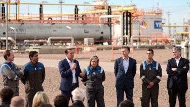 El presidente Mauricio Macri junto al gobernador Omar Gutiérrez y el presidente de YPF Miguel Gutiérrez inauguran el oleoducto entre Loma Campana y Lago Pellegrini. Foto Mauro Pérez