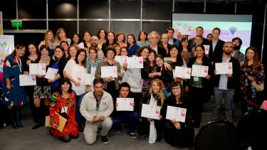 Todos los ganadores con sus respectivos diplomas, durante la Feria del Libro. (Foto: Vivalectura)
