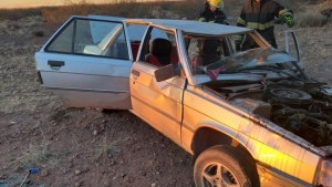 Volcó y abandonó su auto pero llamó a los bomberos para dar aviso