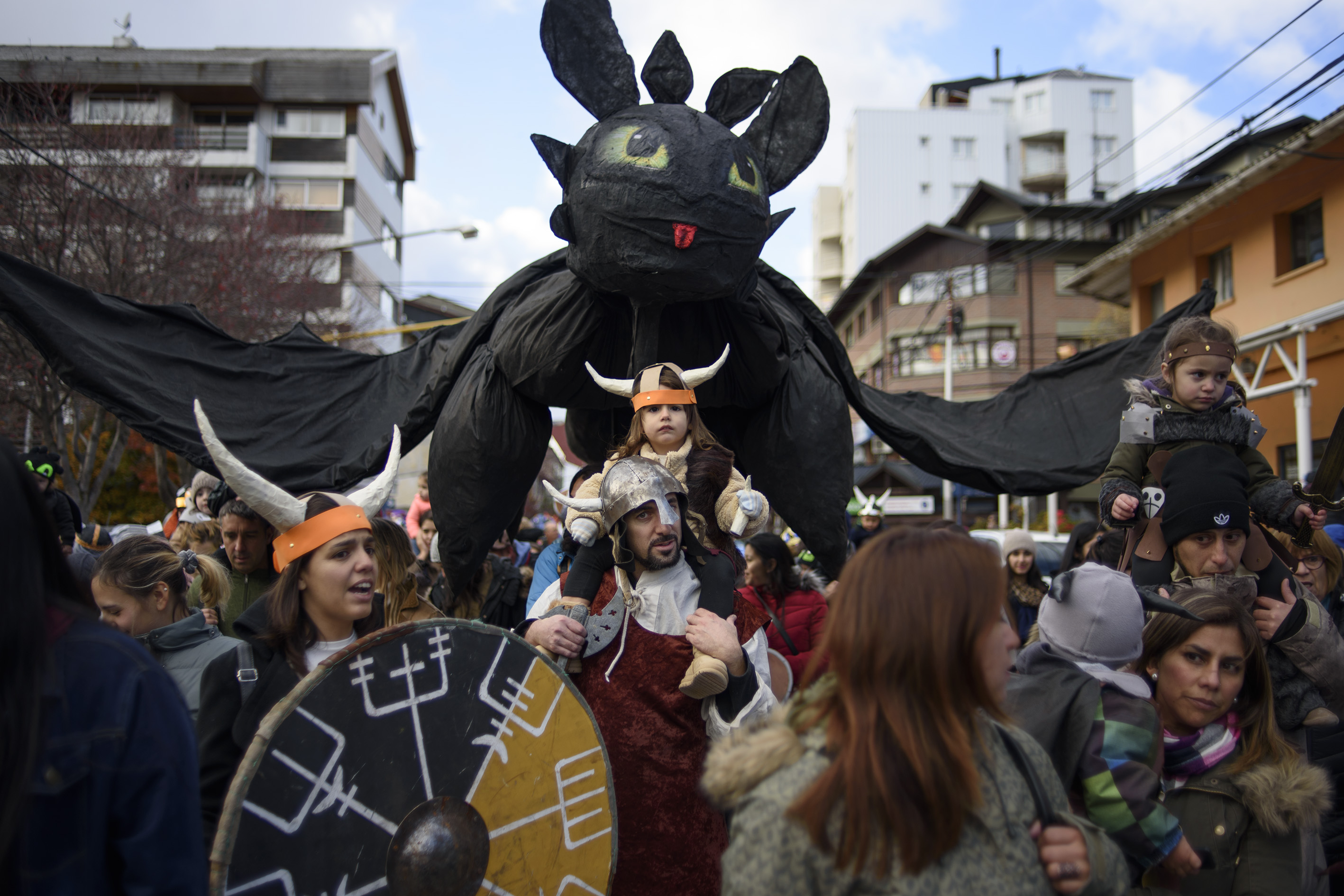 El "gato araña" sobrevoló el desfile de gigantes que concluyó en el Centro Cívico. Foto: Marcelo Martínez