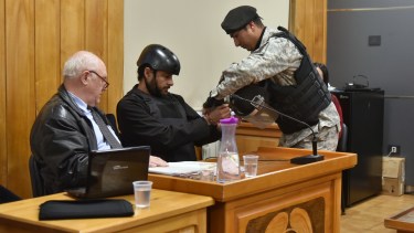 Un efectivo del Cuerpo de Intervenciones Especiales Penitenciarias quita las esposas a Mariano Cordi al comienzo de la auidencia. Foto: Marcelo Martínez