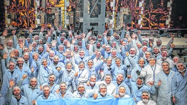 Profesionales y técnicos de la Conae en el laboratorio de Córdoba donde se fabricó la antena. Foto: gentileza