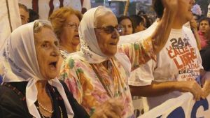 El presidente premió a Madres de Plaza de Mayo, entre ellas, a Lolin Rigoni