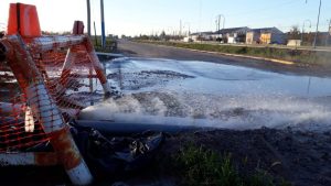 Desborde cloacal: una «catarata» inunda un sector de Roca