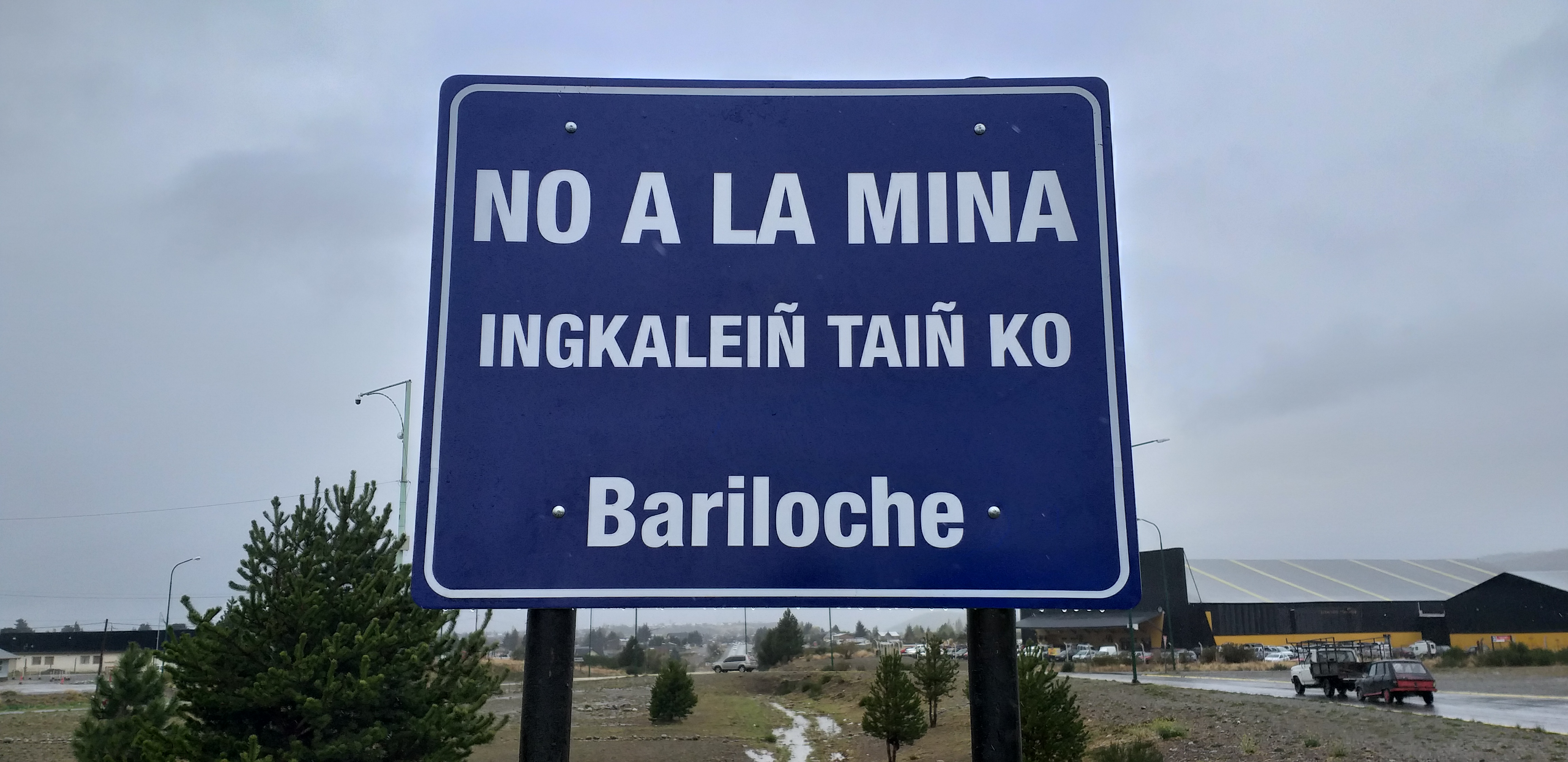 El cartel fue instalado en la rotonda de acceso Sur a Bariloche. (Gentileza)