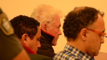 Acompañados por su abogado, esperan Daniel Raúl Esperón y el brasileño Antonio José Abreu Dos Santos, los dos imputados. (Foto: Mauro Pérez)