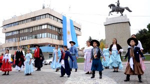 Colorido festejo del 25 en el monumento a San Martín