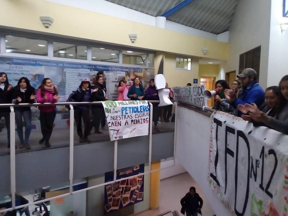 Estudiantes del IFD 12 protestaron esta mañana en el Consejo Provincial de Educación. (Gentileza).-