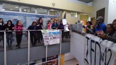 Estudiantes del IFD 12 protestaron esta mañana en el Consejo Provincial de Educación. (Gentileza).-