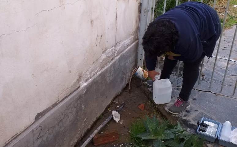 Las muestras de agua tomadas en el barrio Santa Genoveva buscan descubrir el origen del canal de agua subterráneo. (Gentileza).-